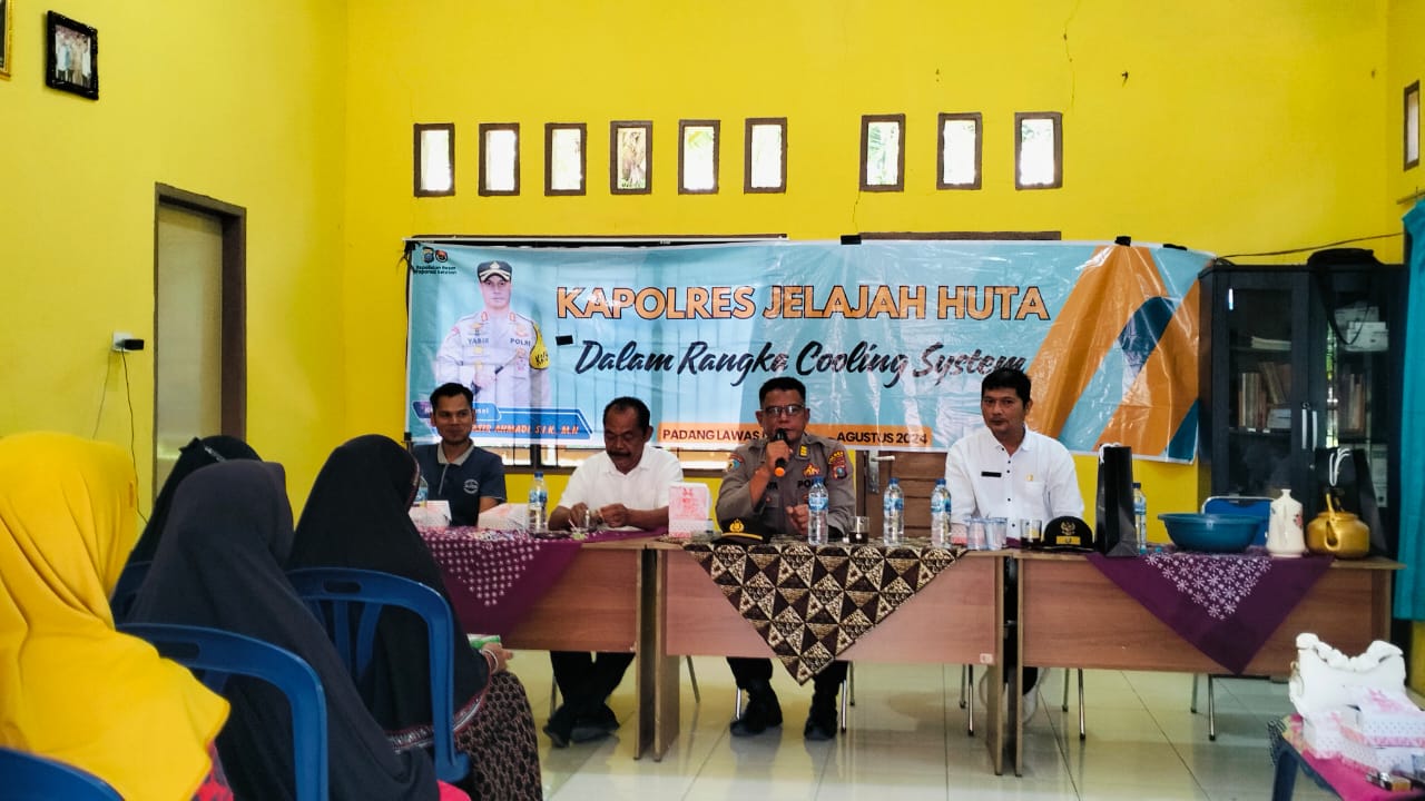 Kasiwas Polres Tapsel, AKP Ismaya, didampingi Kanit I Sat Intelkam, Iptu Titus Dwioko, saat beri arahan ke masyarakat dalam gerakan Jelajah Huta