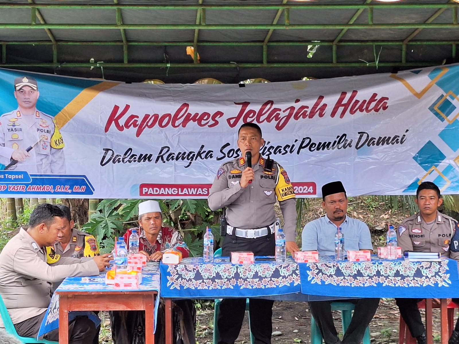 Kasat Lantas Polres Tapsel, AKP Danil Saragih, saat berikan arahan ke masyarakat di sela gerakan Kapolres Tapsel Jelajah Huta