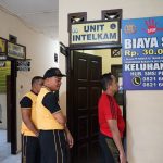 Kapolres Padangsidimpuan, AKBP Dr Wira Prayatna, didampingi Kapolsek Batunadua, AKP Tommat Saragih, saat melakukan pengecekan Ruangan di Mapolsek