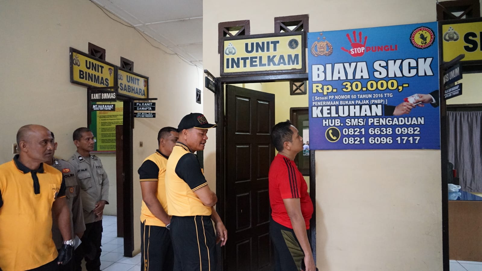 Kapolres Padangsidimpuan, AKBP Dr Wira Prayatna, didampingi Kapolsek Batunadua, AKP Tommat Saragih, saat melakukan pengecekan Ruangan di Mapolsek