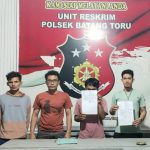 Kedua belah pihak menunjukkan surat pernyataan kesepakatan berdamai di hadapan personel Polsek Batang Toru usai menjalani proses mediasi atas kasus dugaan tindak pidana pencurian besi di Power House areal PLTA