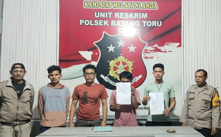 Kedua belah pihak menunjukkan surat pernyataan kesepakatan berdamai di hadapan personel Polsek Batang Toru usai menjalani proses mediasi atas kasus dugaan tindak pidana pencurian besi di Power House areal PLTA