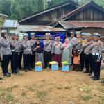 Kasat Lantas Polres Tapsel, AKP Danil Saragih, bersama jajaran saat penyerahan Bansos di kediaman masyarakat seusai pelaksanaan Baksos di Rumah ibadah dalam rangka menyambut HUT Polantas ke-69