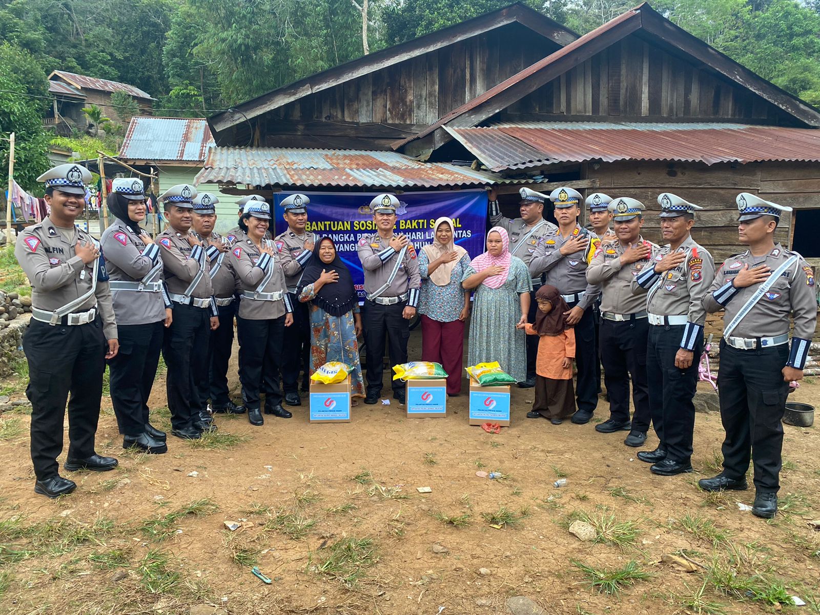 Kasat Lantas Polres Tapsel, AKP Danil Saragih, bersama jajaran saat penyerahan Bansos di kediaman masyarakat seusai pelaksanaan Baksos di Rumah ibadah dalam rangka menyambut HUT Polantas ke-69