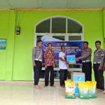 Kanit Lantas Polsek Padang Bolak, Ipda Mukhlis Siregar, bersama personel, saat menyerahkan Bansos usai melaksanakan Baksos di salah satu Masjid dalam rangka menyambut HUT Polantas ke-69