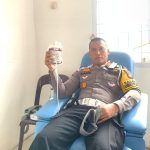 Kasat Lantas Polres Tapsel, AKP Danil Saragih, menunjukkan kantong darahnya usai mengikuti donor sebagai wujud kepedulian dan kemanusiaan dalam rangka menyemarakkan HUT Polantas ke-69