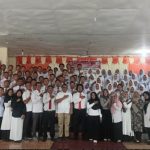 Personel Sat Resnarkoba berfoto bersama Kepala SMK Negeri 1 Padangsidimpuan, Adnan Harahap, dan para pelajar usai menggelar penyuluhan anti narkoba