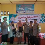 Kasat Binmas Polres Tapsel, AKP Eka Wahyudi, didampingi Ka SPKT, Ipda Irwan Sarumpaet, usai menyerahkan souvenir ke perwakilan masyarakat di sela gerakan Kapolres Jelajah Huta