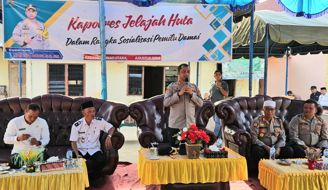 Dengan penuh semangat yang berkobar, Kapolres Tapsel, AKP Salomo Sagala, didampingi Kasikum, AKP Victor Sihombing, dan Kapolsek Padang Bolak, AKP Harun Manurung, menyampaikan ajakan kolaborasi antara Polri dan masyarakat guna menumpas narkoba