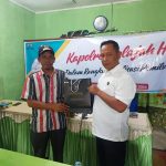 Kasat Resnarkoba Polres Tapsel, AKP Salomo Sagala, saat menyerahkan souvenir ke perwakilan masyarakat di sela gerakan Kapolres Tapsel Jelajah Huta di Kabupaten Paluta