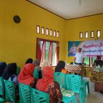Kasat Intelkam Polres Tapsel, Iptu Oloan Lubis, memberi arahan ke masyarakat yang hadiri gerakan Kapolres Jelajah Huta di Kabupaten Paluta