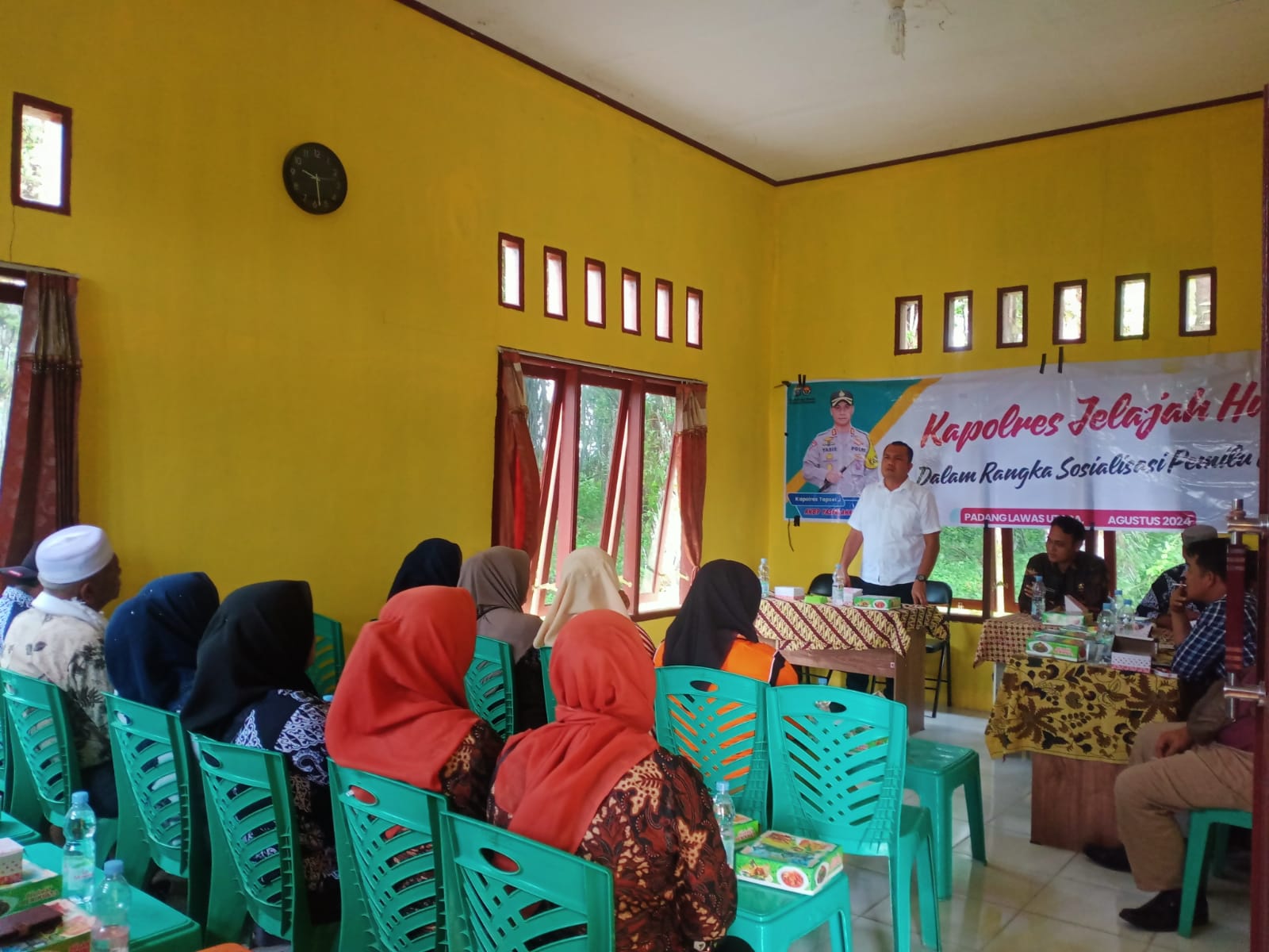 Kasat Intelkam Polres Tapsel, Iptu Oloan Lubis, memberi arahan ke masyarakat yang hadiri gerakan Kapolres Jelajah Huta di Kabupaten Paluta