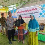 Kasi Propam Polres Tapsel, AKP R Triharjanto, saat menyerahkan souvenir ke perwakilan masyarakat Kabupaten Padang Lawas Utara di sela gerakan Kapolres Jelajah Huta