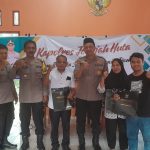 Kasat Binmas Polres Tapsel, AKP Eka Wahyudi, didampingi Ka SPKT, Ipda Irwan Sarumpaet, usai menyerahkan souvenir ke perwakilan masyarakat di sela gerakan Kapolres Jelajah Huta di Kabupaten Paluta