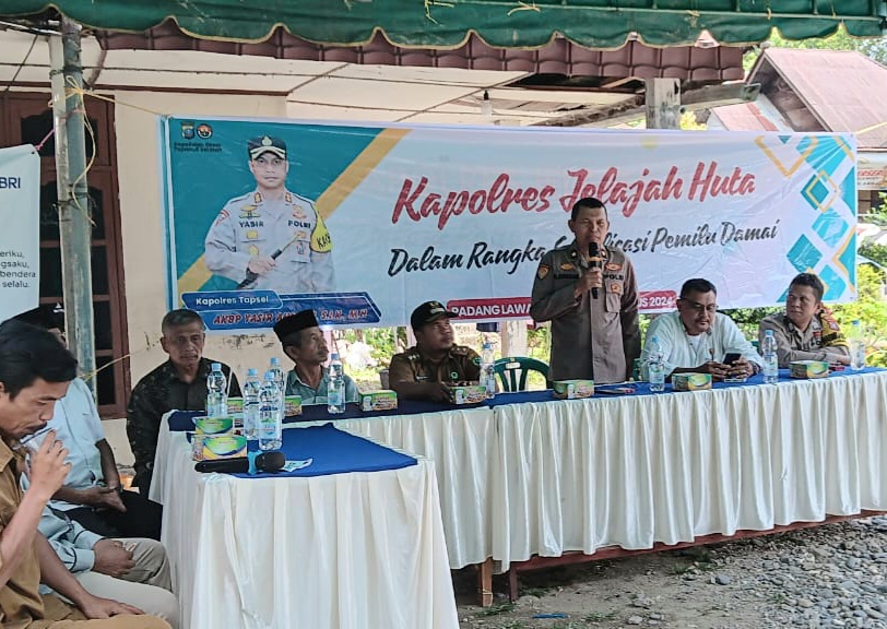 Kabag Ren Polres Tapsel, Kompol Rudi Saragih, bersama Kanit I Pidum Sat Reskrim, Ipda Maraden Hutabarat, saat memberikan arahan ke masyarakat di sela gerakan Kapolres Jelajah Huta