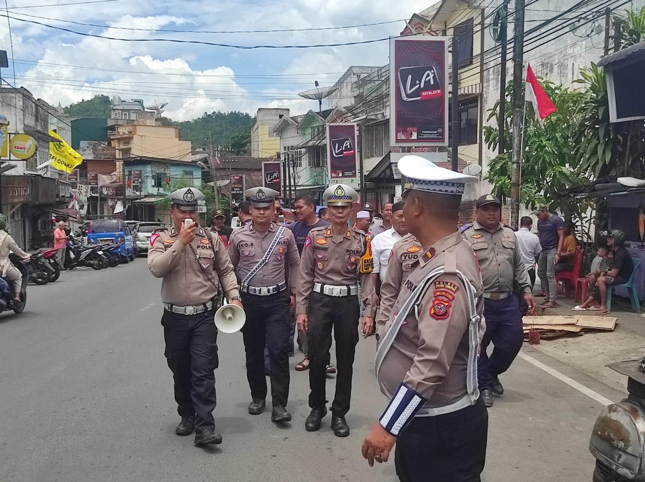 Kasat Lantas Polres Padangsidimpuan, AKP RP Pasaribu, saat memimpin kegiatan penertiban parkir bersama Dinas Perhubungan dan jajarannya guna menghindari terjadinya kemacetan arus lalulintas