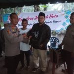 Kasi Propam Polres Tapsel, AKP R Triharjanto, saat berikan souvenir ke perwakilan masyarakat di sela gerakan Kapolres Jelajah Huta