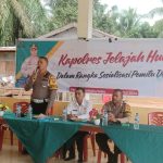 Kasat Lantas Polres Tapsel, AKP Danil Saragih, saat memberi arahan ke masyarakat di sela gerakan Kapolres Jelajah Huta di Kabupaten Padang Lawas Utara