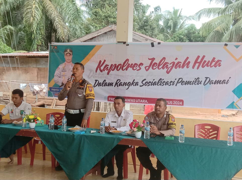 Kasat Lantas Polres Tapsel, AKP Danil Saragih, saat memberi arahan ke masyarakat di sela gerakan Kapolres Jelajah Huta di Kabupaten Padang Lawas Utara