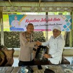 Kabag Ops Polres Tapsel, Kompol Abdi Abdillah, saat menyerahkan souvenir ke perwakilan masyarakat di sela gerakan Kapolres Jelajah Huta