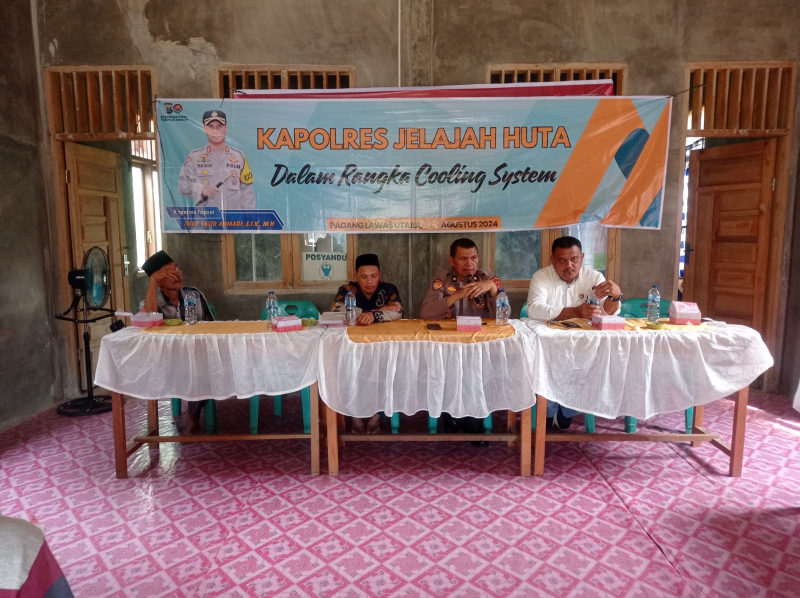 Kabag Ren Polres Tapsel, Kompol Rudi Siregar, didampingi Kanit I Pidum Sat Reskrim, Ipda Maraden Hutabarat, memberi arahan ke masyarakat di sela gerakan Kapolres Jelajah Huta