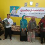 Kasi Propam Polres Tapsel, AKP R Triharjanto, saat menyerahkan souvenir ke perwakilan masyarakat di sela gerakan Kapolres Jelajah Huta