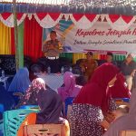Kanit Regident Sat Lantas Polres Tapsel, Ipda Edy Sofyan Nasution, bersama Kanit I Sat Intelkam, Iptu Titus Dwioko, saat memberikan arahan ke masyarakat di sela kegiatan gerakan Kapolres Jelajah Huta