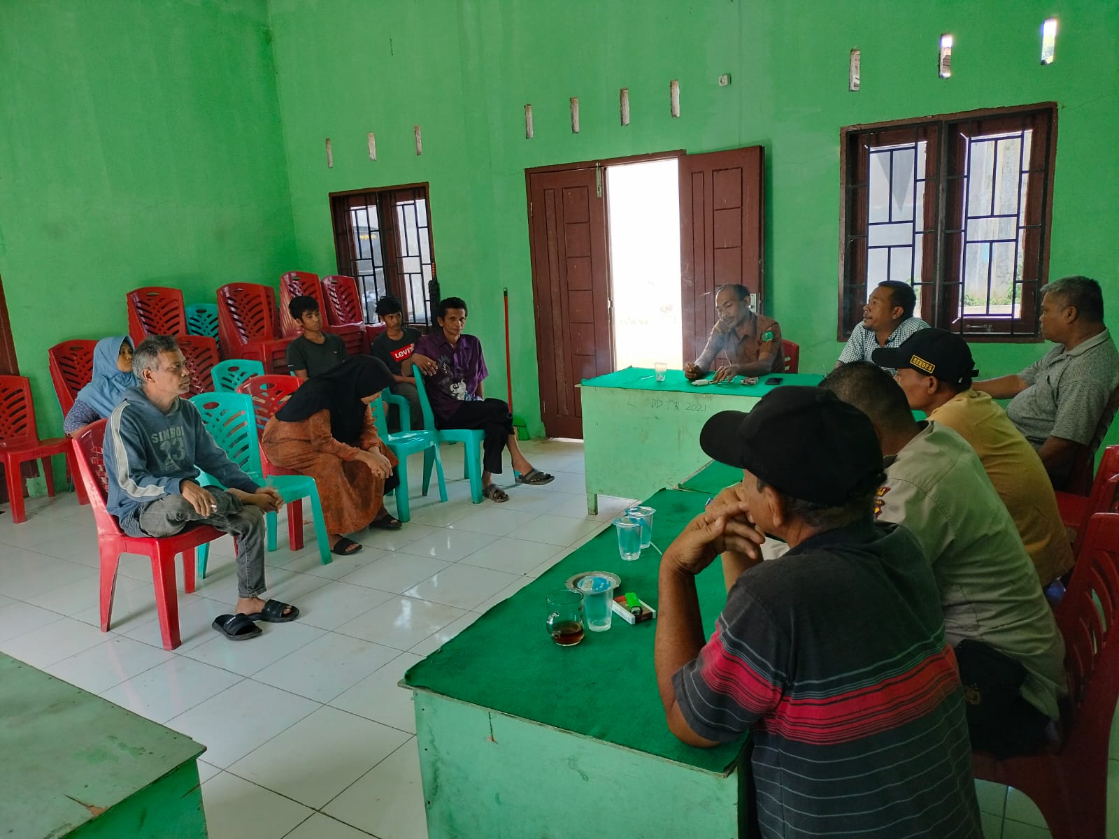 Suasana mediasi yang difasilitasi Bhabinkamtibmas Polsek Batunadua bersama perangkat Desa Baruas dengan melibatkan para Tokoh hingga para pihak sepakat untuk berdamai atas kasus dugaan pencurian besi