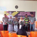 Kanit I Pidum Sat Reskrim Polres Tapsel, Ipda Maraden Hutabarat, bersama Kabag Ren, Kompol Rudi Siregar, menyerahkan souvenir ke perwakilan masyarakat yang hadir dalam gerakan Kapolres Jelajah Huta