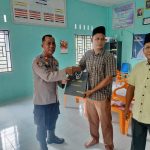Kasi Propam Polres Tapsel, AKP R Triharjanto, saat menyerahkan souvenir ke perwakilan masyarakat di sela gerakan Kapolres Jelajah Huta