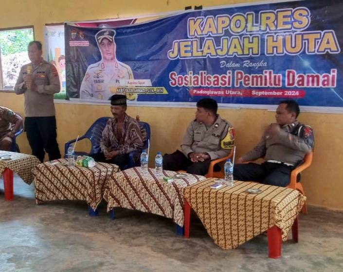 Kabag Log Polres Tapsel, AKP Haposan Harahap, saat menyampaikan arahannya kepada masyarakat di sela gerakan Kapolres Jelajah Huta