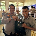 Kasat Samapta Polres Tapsel, AKP Tona Simanjuntak, saat menyerahkan souvenir ke perwakilan masyarakat di sela gerakan Kapolres Jelajah Huta