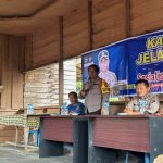 Kasat Samapta Polres Tapsel, AKP Tona Simanjuntak, saat memberikan pesan damai ke sejumlah masyarakat di Kantor Desa Siburbur saat gerakan Kapolres Jelajah Huta