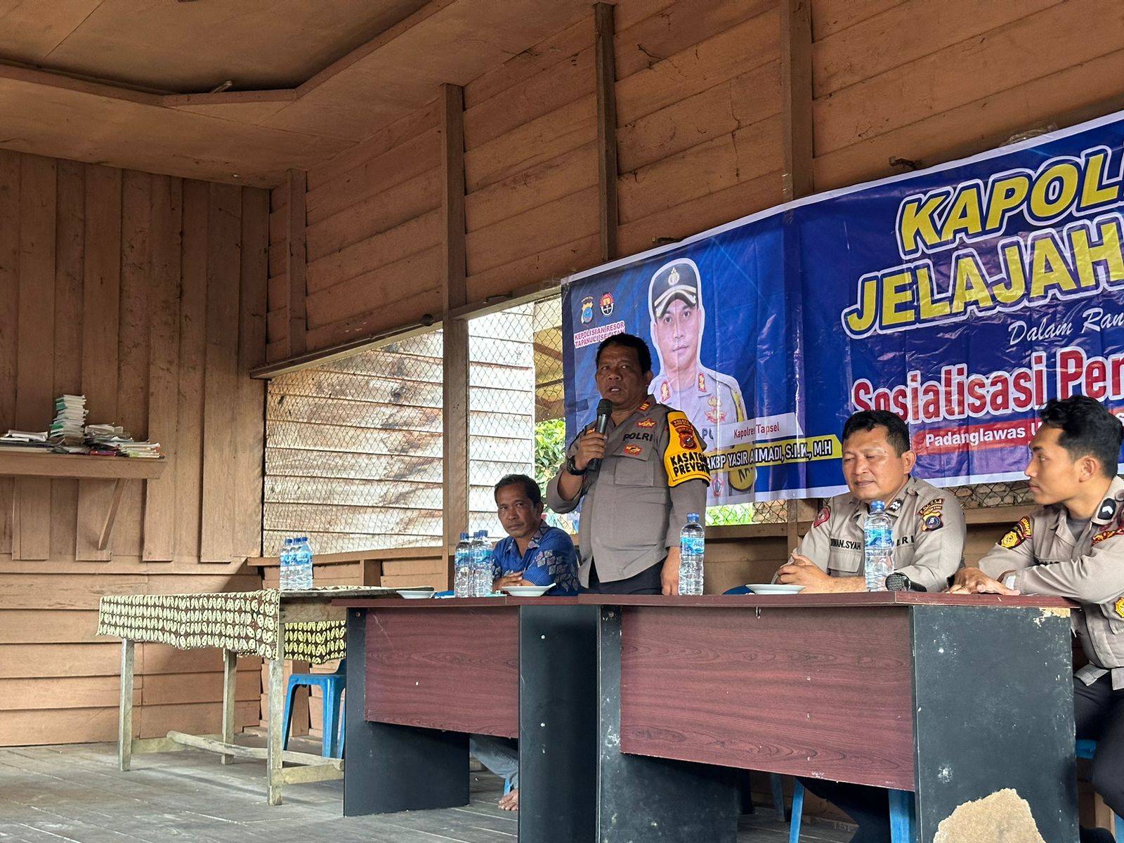 Kasat Samapta Polres Tapsel, AKP Tona Simanjuntak, saat memberikan pesan damai ke sejumlah masyarakat di Kantor Desa Siburbur saat gerakan Kapolres Jelajah Huta