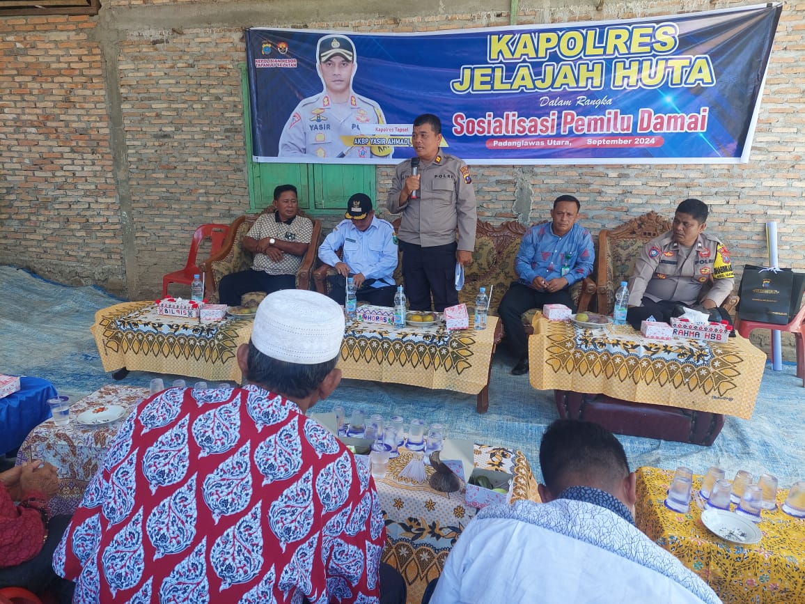 Kasat Tahti Polres Tapsel, Iptu Asjul Pane, menyampaikan arahannya ke masyarakat di sela gerakan Kapolres Jelajah Huta