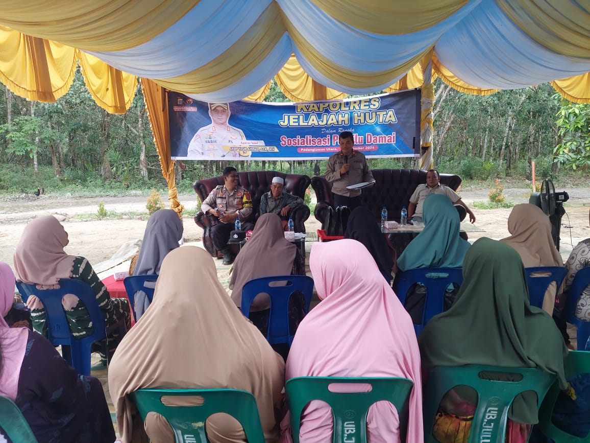 Kasat Tahti Polres Tapsel, Iptu Asjul Pane, saat memberi arahan ke masyarakat di sela gerakan Kapolres Jelajah Huta