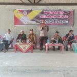 Kasi Propam Polres Tapsel, AKP R Triharjanto, saat memberi arahan ke perwakilan masyarakat di sela gerakan Kapolres Jelajah Huta