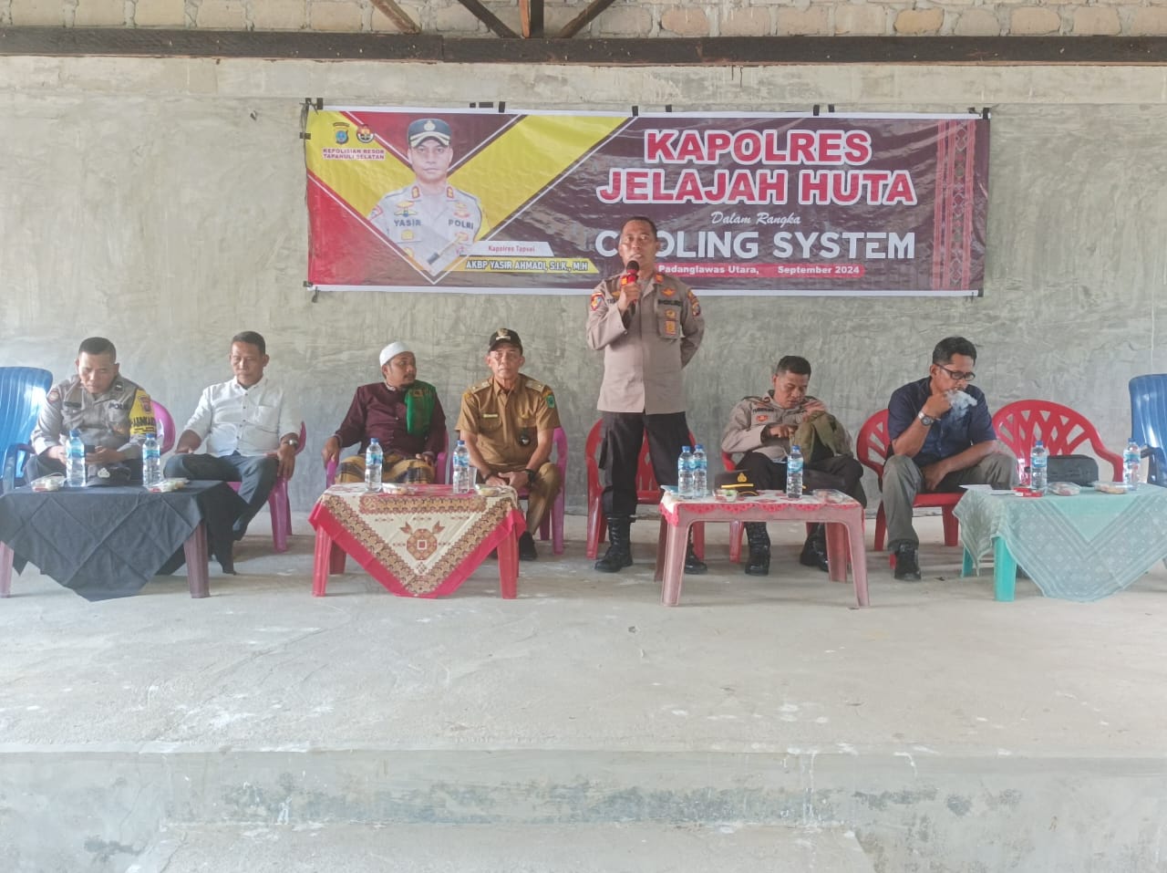 Kasi Propam Polres Tapsel, AKP R Triharjanto, saat memberi arahan ke perwakilan masyarakat di sela gerakan Kapolres Jelajah Huta