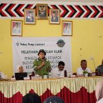 Koordinator CD TPL, Aya, saat memberi paparan di hadapan peserta pelatihan Sekolah Alam di Kabupaten Tapsel yang digelar perusahaan