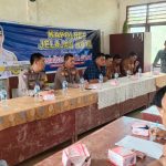 Kabag Ren Polres Tapsel, Kompol Rudi Siregar, didampingi Kanit I Pidum Sat Reskrim, Ipda Maraden Hutabarat, saat memberikan paparan ke perangkat Desa dan perwakilan masyarakat di sela gerakan Kapolres Jelajah Huta