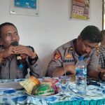 Kasat Binmas Polres Tapsel, AKP Eka Wahyudi, didampingi Ka SPKT, Ipda Irwan Sarumpaet, saat memberi paparan ke masyarakat di sela gerakan Kapolres Jelajah Huta di Paluta