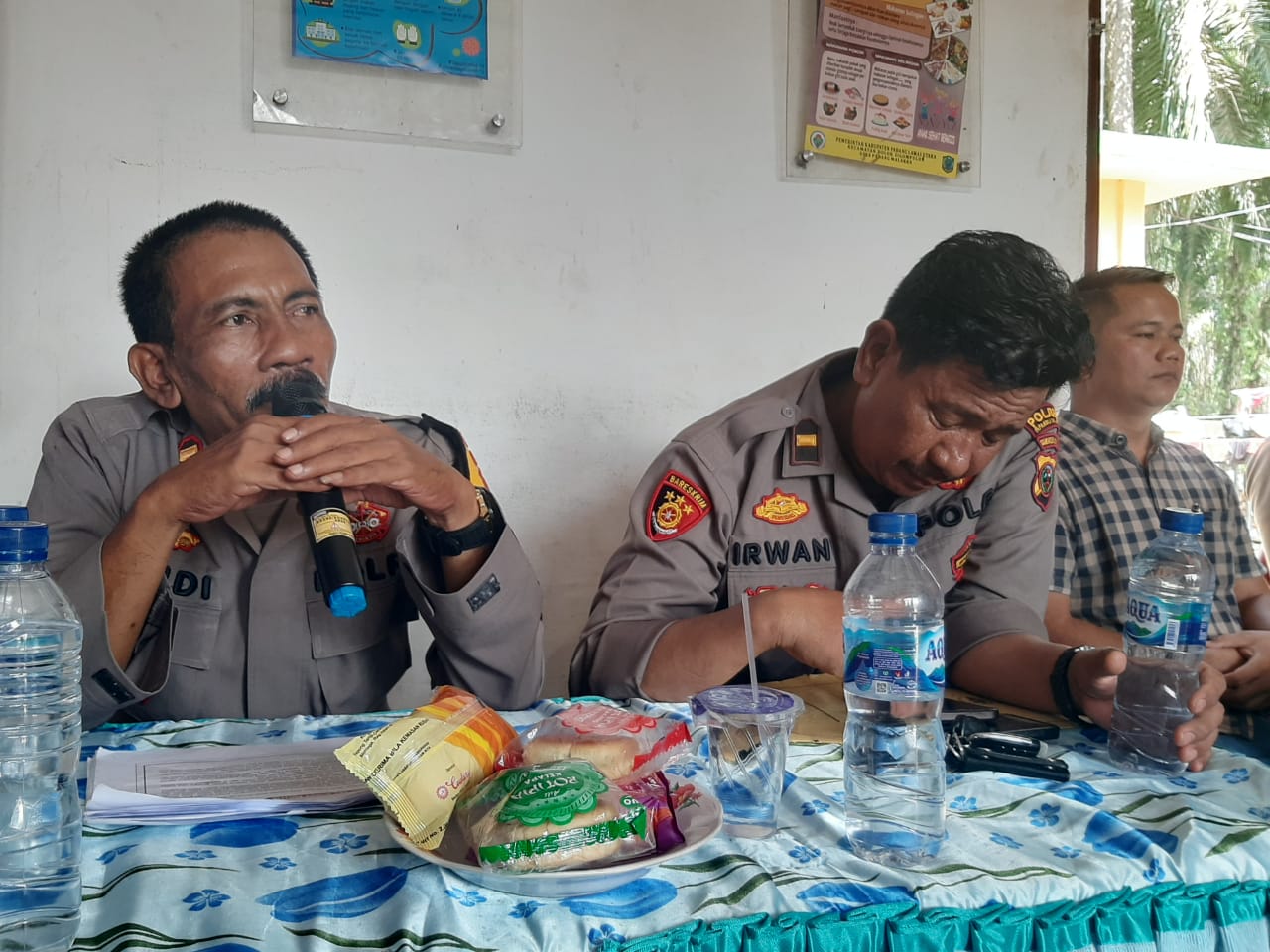 Kasat Binmas Polres Tapsel, AKP Eka Wahyudi, didampingi Ka SPKT, Ipda Irwan Sarumpaet, saat memberi paparan ke masyarakat di sela gerakan Kapolres Jelajah Huta di Paluta