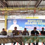 Kabag SDM Polres Tapsel, Kompol Sumanto Naibaho, didampingi Kapolsek Dolok, Iptu Suhardi, dan Paur Subbag Begpal Bag Log, Ipda Toto Masrianto, saat memberi arahan ke masyarakat di sela gerakan Kapolres Jelajah Huta