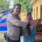 Kasat Samapta Polres Tapsel, AKP Tona Simanjuntak, saat menyerahkan souvenir ke perwakilan masyarakat di sela gerakan Kapolres Jelajah Huta