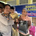 Kasat Samapta Polres Tapsel, AKP Tona Simanjuntak, saat menyerahkan souvenir ke perwakilan masyarakat di sela gerakan Kapolres Jelajah Huta