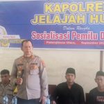 Kabag Log Polres Tapsel, AKP Haposan Harahap, saat memberi arahan ke masyarakat di sela gerakan Kapolres Jelajah Huta di Kabupaten Paluta