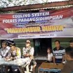 Kasat Binmas Polres Padangsidimpuan, Iptu Sulaiman Rangkuti, saat menyapa masyarakat dalam rangka cooling system sebagai upaya menciptakan Pilkada damai