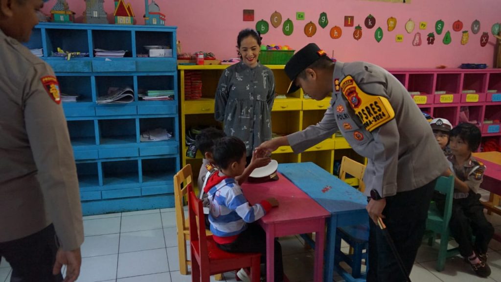 Polisi Ramah Anak, AKBP Wira Disenangi Murid TK Kemala Bhayangkari 13 Padangsidimpuan