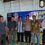 Kasat Samapta Polres Tapsel, AKP Tona Simanjuntak, tampak begitu akrab dengan masyarakat dengan merangkulnya di sela gerakan Kapolres Jelajah Huta
