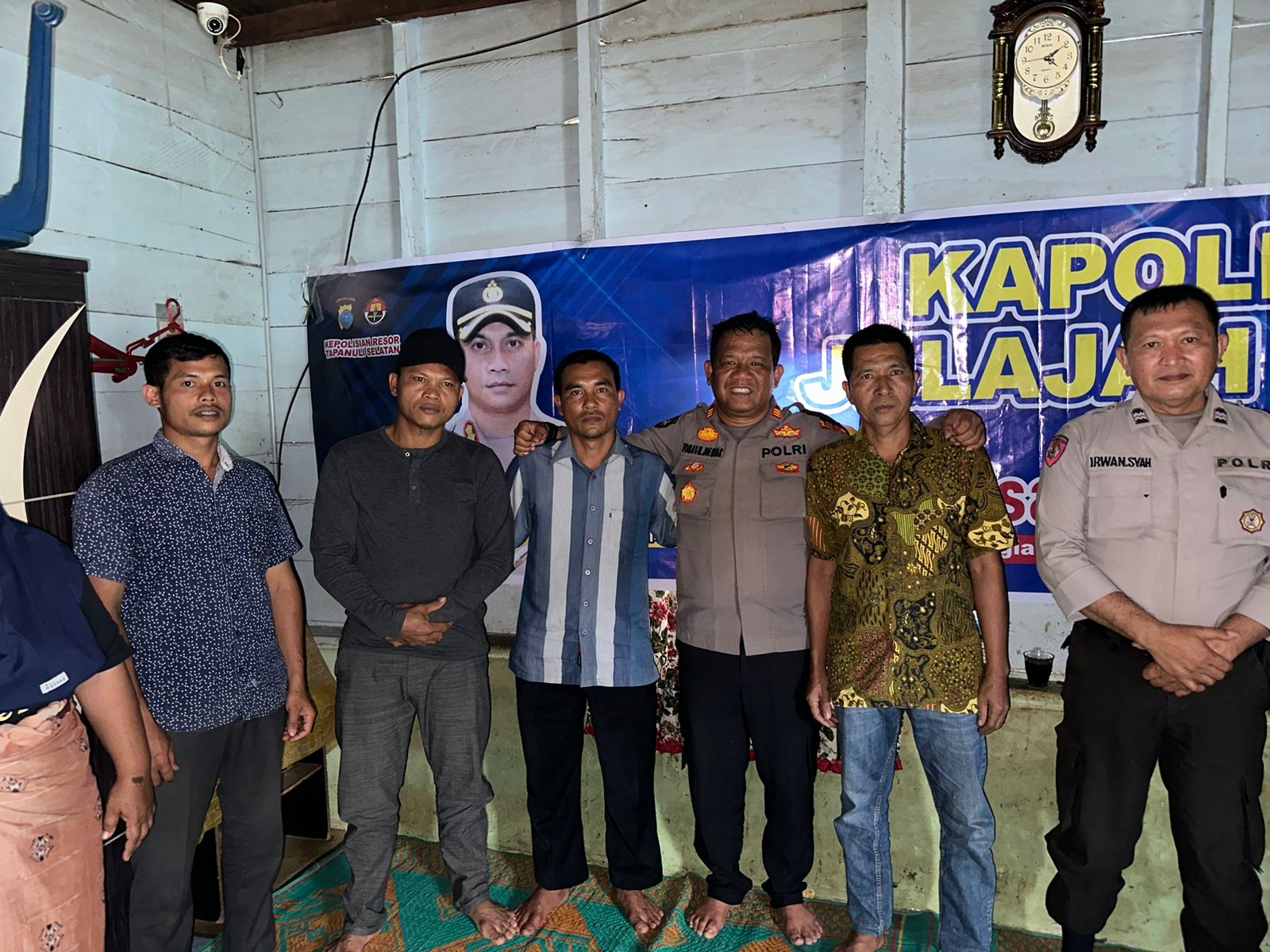 Kasat Samapta Polres Tapsel, AKP Tona Simanjuntak, tampak begitu akrab dengan masyarakat dengan merangkulnya di sela gerakan Kapolres Jelajah Huta